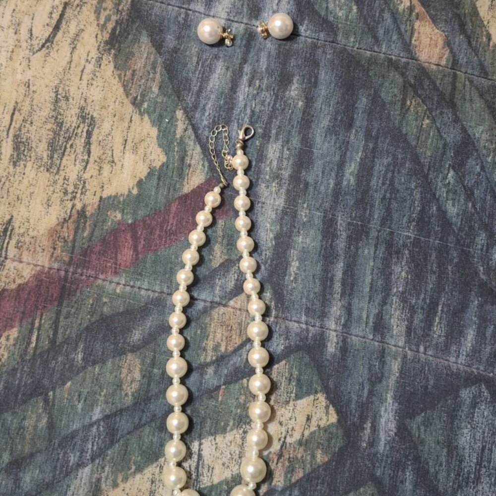 💎 Classic Pearl Necklace & Stud Earring Set 💎